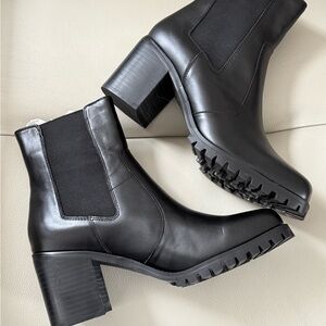 New Black Urban Outfitters pull-on Ankle Boots